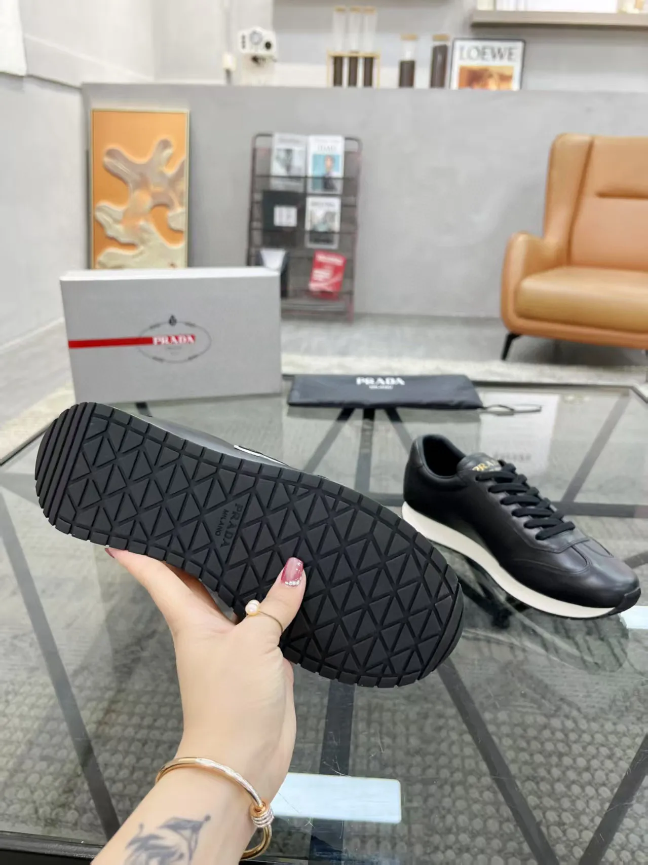 Factory price: 400💰Prada new men's leather sports shoes, the highest version on the market, any comparison is welcome🆚! The original leather has excellent texture and is super high-end! Fetal sheep net lining imported from Italy, removable pad! Luxurious materials and fine workmanship, highly recommended! Code number: 38-44, customized 45